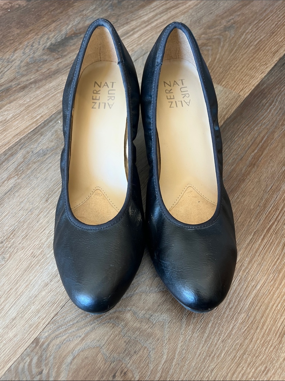 Naturalizer SZ 8W slip on black Naomi pumps. Fair condition